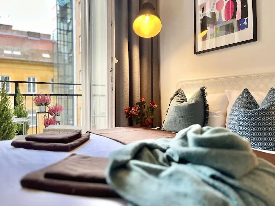 Sunlit - Prague Apartment
