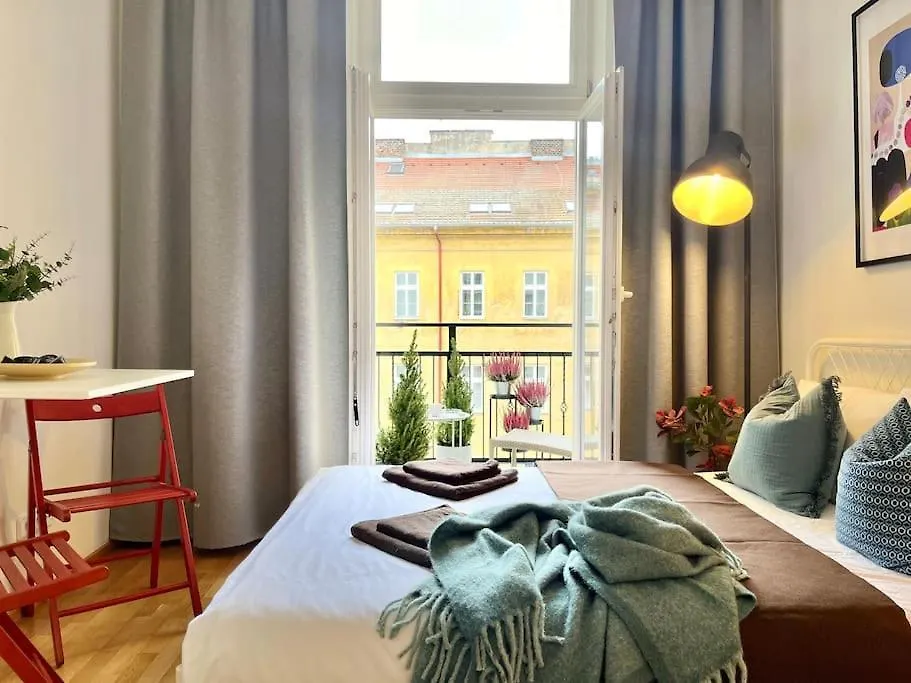 Sunlit - Prague Apartment